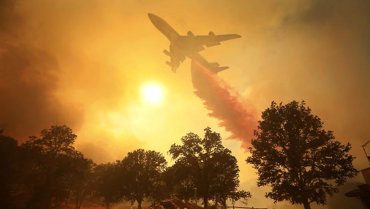 Ein Löschflugzeug von Typ 747 Global Airtanker flog über der Waldbrandregion bei Lakeport einen Einsatz. 