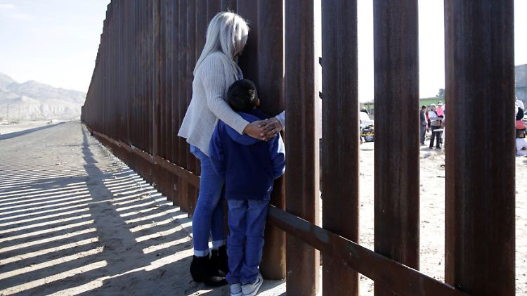 Dreamer treffen sich am Grenzzaun zwischen den USA und Mexiko mit Verwandten.