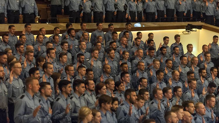Vereidigung neuer Polizisten in Berlin: Die Behörde muss attraktiver für Bewerber werden, weiß auch Polizeipräsidentin Barbara Slowik. 