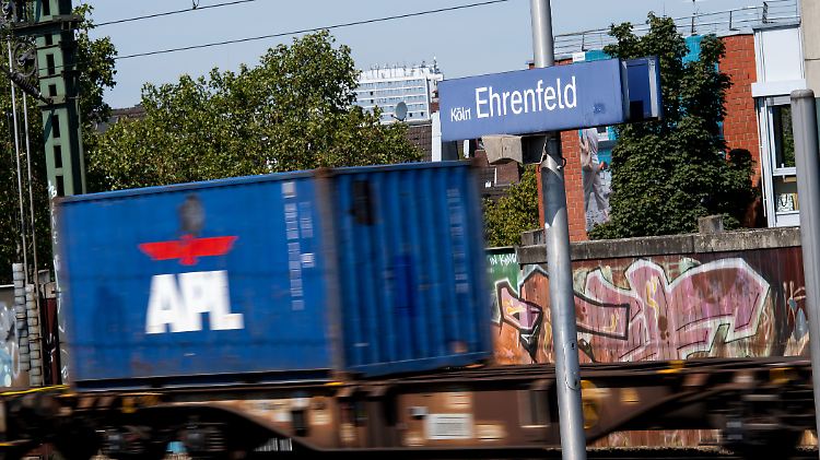 Laut Feuerwehr spürte der Lokführer einen Schlag und leitete sofort eine Notbremsung ein. Doch für zwei der drei Männer kommt jede Hilfe zu spät.