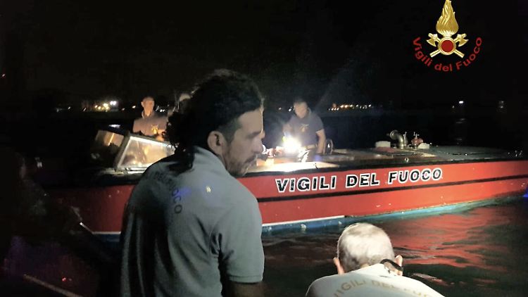 Helfer der italienischen Feuerwehr bergen nach der Kollision eines Motorboots mit einem anderen Schiff die Verletzten.