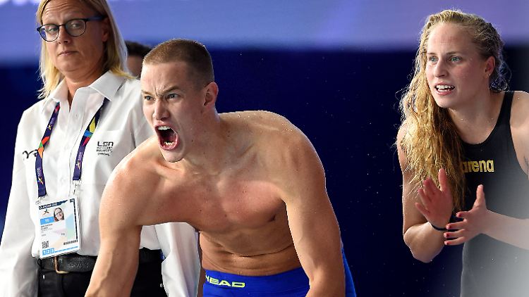 Die Freude ist groß bei der Freistil-Mixed-Staffel: Die Schwimmer holen in deutscher Rekordzeit EM-Gold.
