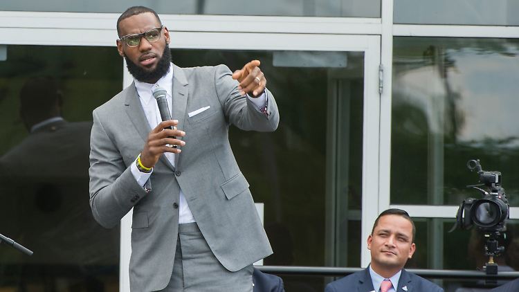 LeBron James finanziert über seine Stiftung eine Schule für Kinder aus benachteiligten Familien.