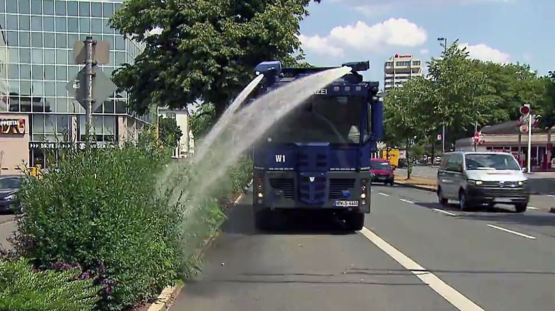 WasserwerferGießtBlumen.jpg