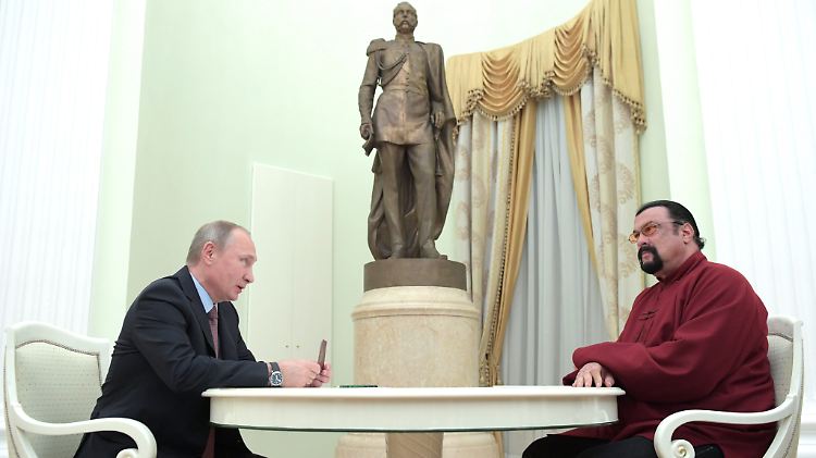 Der russische Präsident Wladimir Putin verlieh Steven Seagal 2016 die russische Staatsbürgerschaft.