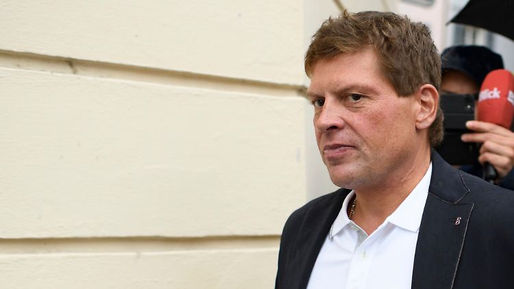Jan Ullrich stürzt immer weiter ab. Trauriger Tiefpunkt: Die Festnahme nach einem Zwischenfall auf dem Grundstück von Nachbar Til Schweiger.