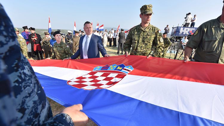Während Kroatien seinen Sieg im Bürgerkrieg feiert, vergleicht Serbiens Präsident Vucic das Nachbarland mit Nazi-Deutschland.