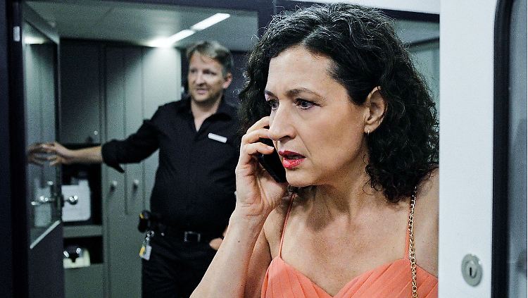 Im Abendkleid auf Mörderjagd: Kommissarin Ritschard (Delia Mayer).