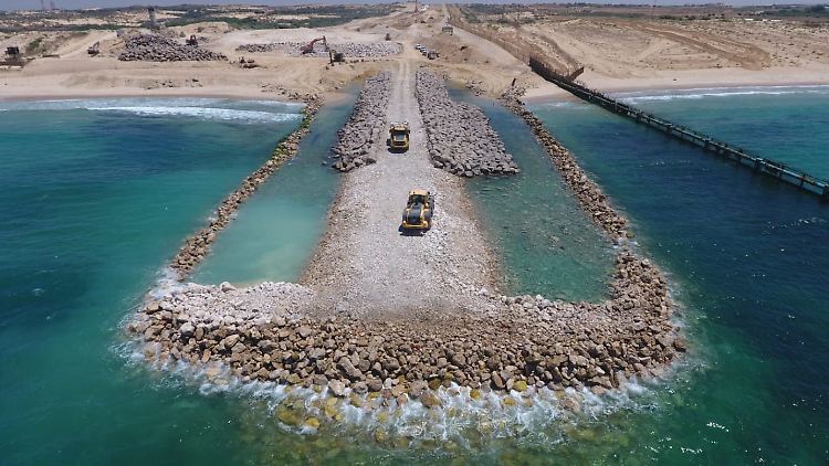 Die fertige Barriere soll 50 Meter breit und sechs Meter hoch sein.