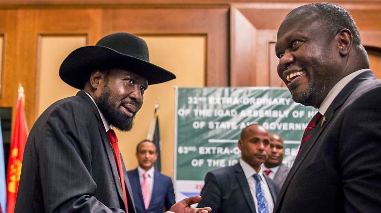 Präsident Kiir (l.) und sein Rivale Machar sollen zukünftig zusammen regieren.