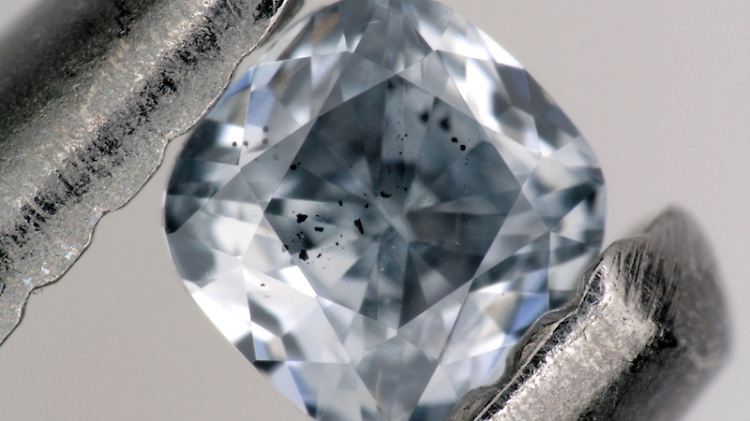 Blauer Bor-haltiger Diamant mit dunklen Einschlüssen eines Minerals, das als Ferroperiklas bezeichnet wird. Er wurde im Rahmen dieser Studie untersucht und wiegt 0,03 Karat.