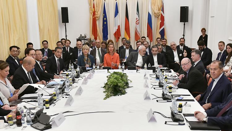 Die internationalen Außenminister sehen sich "verpflichtet, unter anderem an der Aufrechterhaltung effektiver Finanzkanäle mit Iran sowie an der Weiterführung iranischer Öl- und Gasexporte zu arbeiten", heißt es in der gemeinsamen Erklärung.