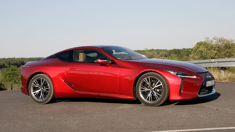 Seltene Erscheinung auf deutschen Straßen: der 100.000 Euro teure LExus LC 500 garantiert Exklusivität.