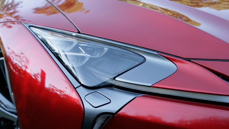 Scharf gezeichnet: Die Hauptscheinwerfer des Lexus LC 500 sind in LED-Technik ausgeführt.