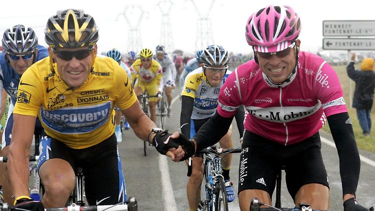 Aller Rivalität zum Trotz hatten Armstrong (l.) und Ullrich stets großen Respekt voreinander - was sie bei der Tour de France 2005 deutlich zeigten.
