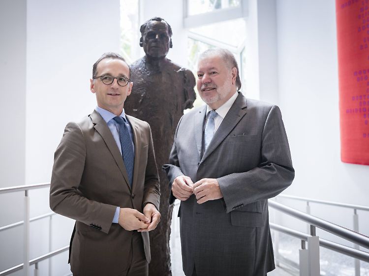 Der ehemalige Ministerpräsident von Rheinland-Pfalz, Kurt Beck (r.), kann sich eine Föderalismusreform vorstellen, bei der seine Heimat mit der seines saarländischen SPD-Genossen Heiko Maas (l.) fusioniert.