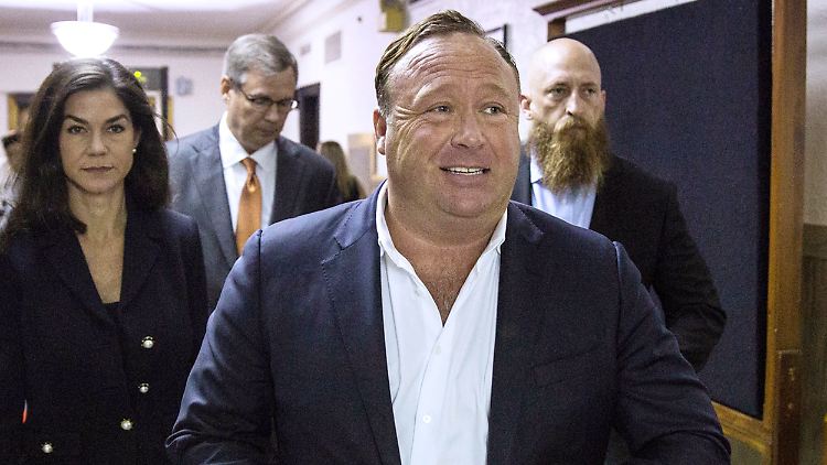 Das Foto zeigt Alex Jones, wie er im vergangenen Jahr bei Gericht in Austin (Texas) erschien, weil ihn Angehörige der Opfer des Sandy-Hook-Massakers verklagt hatten.