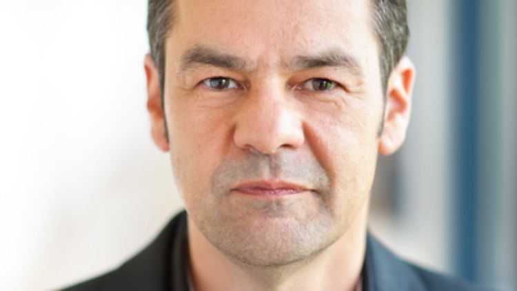 Kai Hafez hat den Lehrstuhl für die vergleichende Analyse Mediensystemen an der Universität Erfurt.