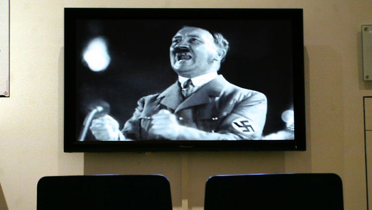 Eine Rede Adolf Hitlers in einem Video in der Ausstellung ""Hitler und die Deutschen - Volksgemeinschaft und Verbrechen" 2011 in Berlin.