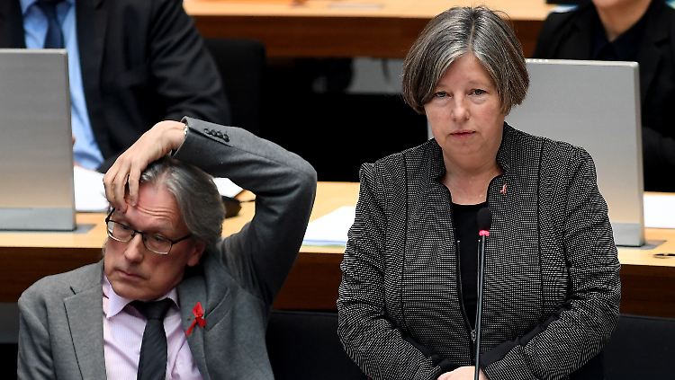 Lompscher bei einer Sitzung im Berliner Abgeordnetenhaus im vergangenen November. Neben ihr Finanzsenator Matthias Kollatz-Ahnen.