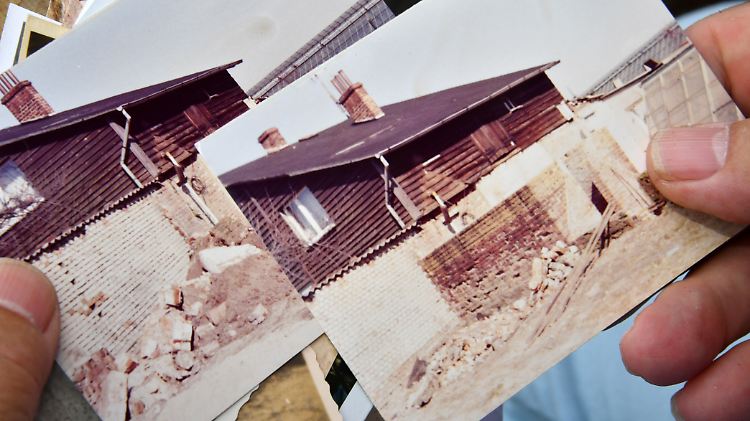 Monika Freier zeigt Bilder ihres Hauses aus den 70er Jahren. Doch eigentlich gehörte das Grundstück in der NS-Zeit vertriebenen Juden.