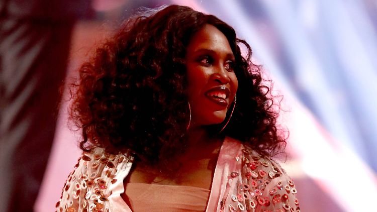 Freut sich über ein kleines Mädchen: Motsi Mabuse.