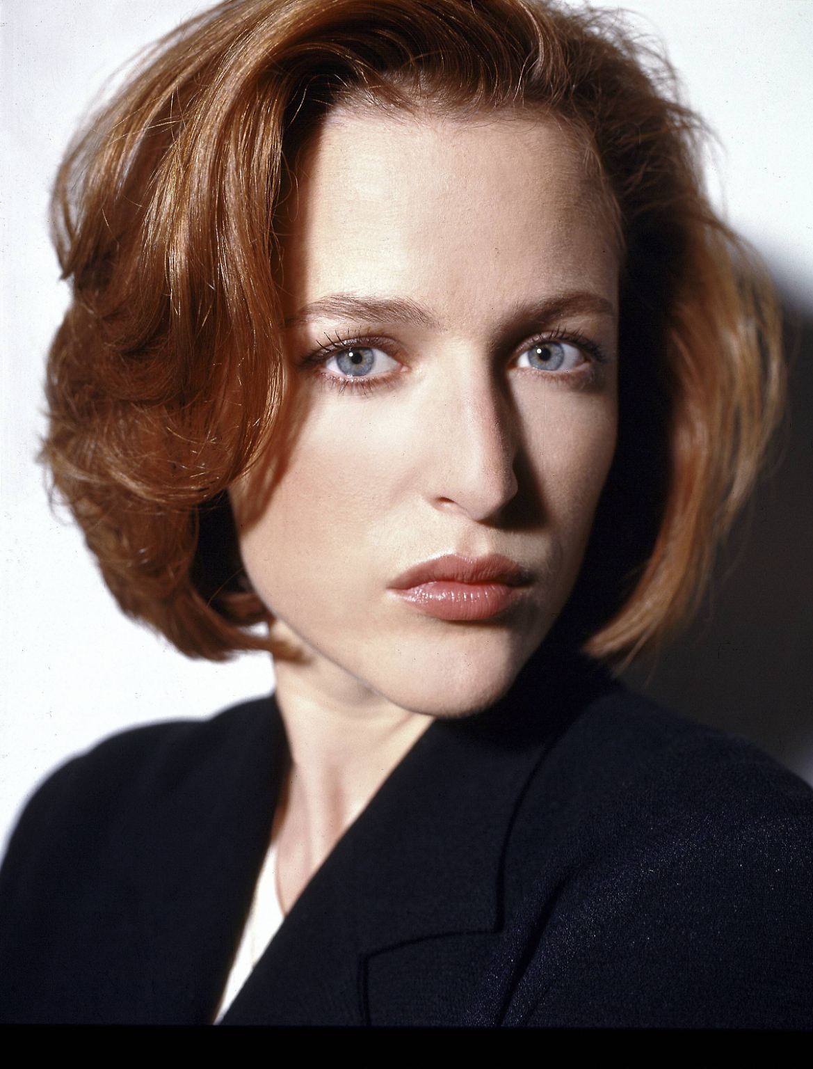 Kühl, intelligent und ein durchdringender Blick: Als Dana Scully in der Kult-Serie "Akte X" verzaubert Gillian Anderson Millionen Sci-Fi-Fans. Und auch nach 25 Jahren Jagd nach Außerirdischen ...