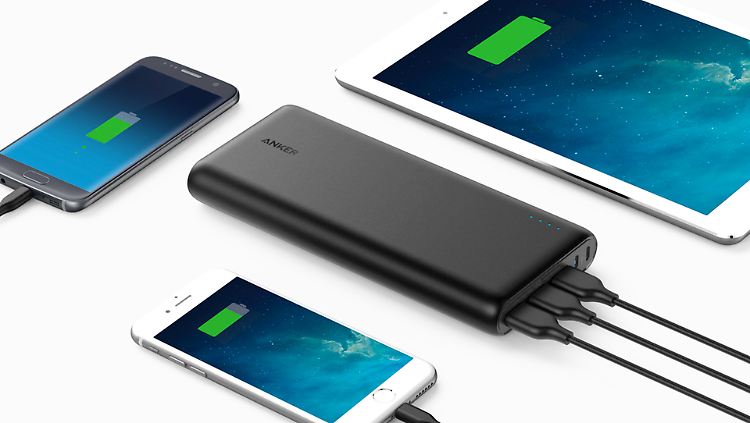 Moderne Powerbanks können auch drei Geräte gleichzeitig laden.