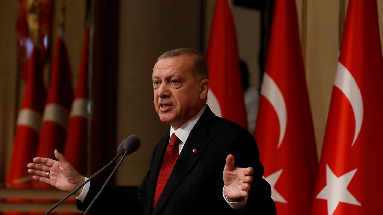Erdogan bringt die türkische Lira gewaltig unter Druck. Goldman Sachs warnt: Sollte der Dollar auf 7,10 Lira steigen, haben die Institute keine Sicherheitspolster mehr.