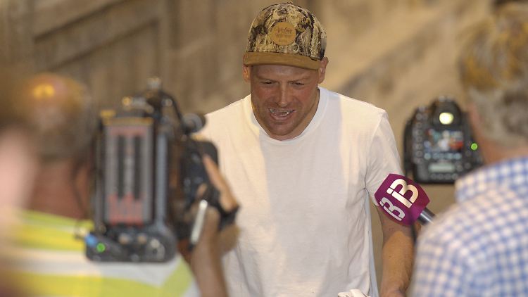 Jan Ullrich beim Verlassen des Gerichtsgebäudes, wo er nach seiner Festnahme der zweiten Strafkammer vorgeführt worden war.