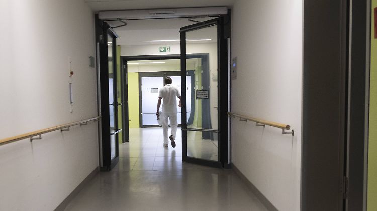 Ein Pfleger fasste die älteren Frauen an und erregte sich daran.