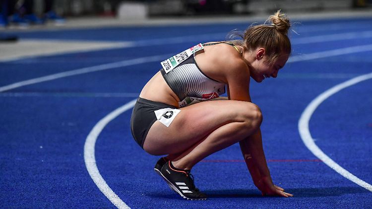Gina Lückenkemper gewinnt EM-Silber und kann es danach kaum fassen.