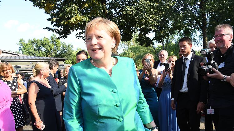 Hier lächelt sie noch - während ihres Urlaubs besuchte Merkel die Eröffnung der Richard-Wagner-Festspiele.