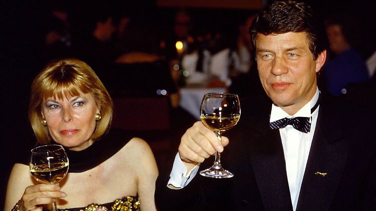 Prösterchen: Beate und Otto Rehhagel.