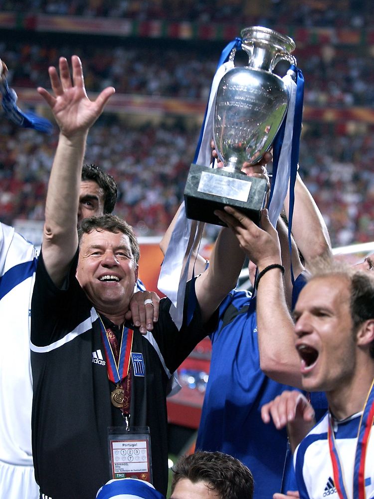 Lissabon, 4. Juli 2004: Griechenlands Fußballer sind Europameister - mit und dank Trainer Rehhagel.