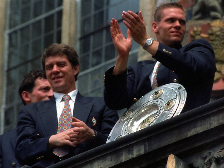 5. Juni 1993: Rehhagel und Thorsten Legat feiern in Bremen die Meisterschaft.