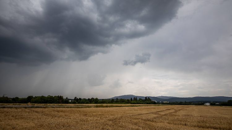 Vor allem über dem Westen des Landes ziehen dunkle Wolken auf: Dort soll es im Laufe des Tages regnen, hageln und stürmen.