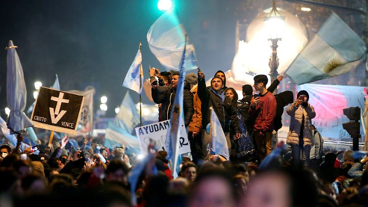Abtreibungsgegner feiern das Abstimmungsergebniss, am anderen Ende der Plaza del Congreso trauern die Abtreibungsbefürworter.