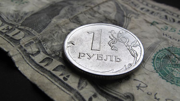 Der Dollar liegt aktuell bei 66,73 Rubel, der Euro bei 77,33 Rubel.