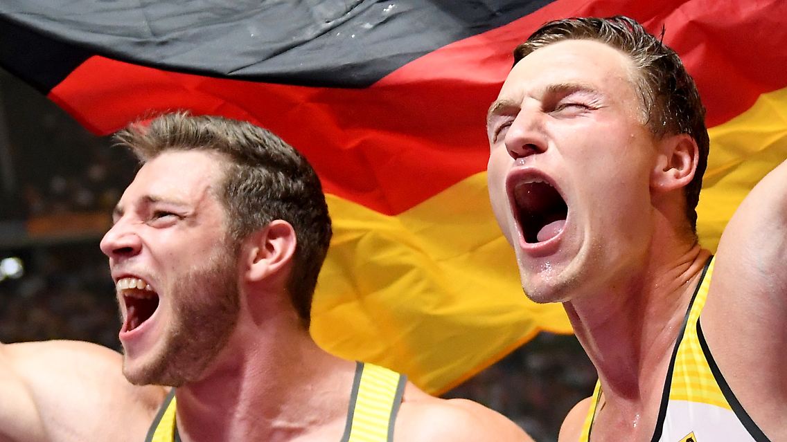Die deutschen "Muskeltiere" Thomas Röhler und Andreas Hofmann (v.r.) jubeln über Gold und Silber im Speerwurf.