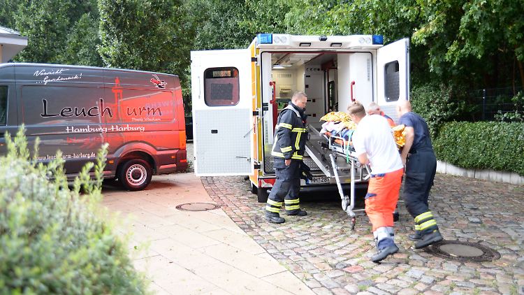 In Hamburg werden zwei Jugendliche durch einen herabstürzenden Baum verletzt.