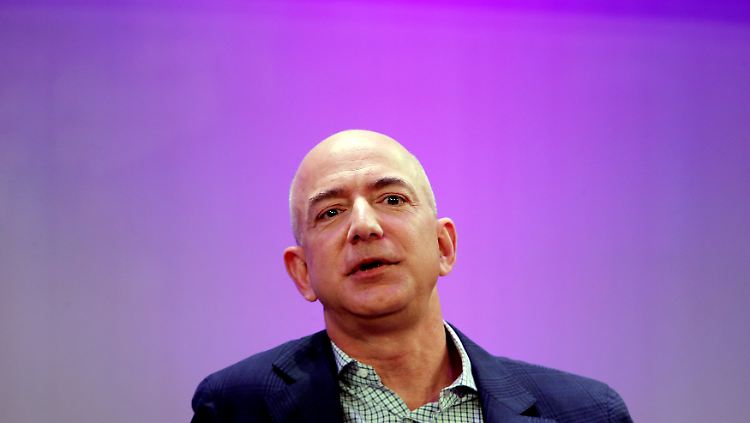 Amazon-Chef Jeff Bezos plant offenbar eigene Kliniken für seine Mitarbeiter - um Kosten zu sparen.