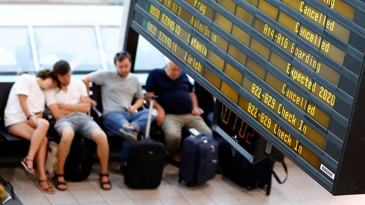 Wartende Passagiere am Berliner Flughafen Schönefeld. 