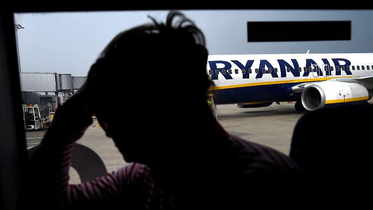 Auf dem Rücken der Angestellten feiert Ryanair immer neue Umsatzrekorde. Der Kunde drückt beide Augen zu.