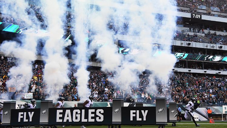Vor dem Testspiel der Philadelphia Eagles setzten einige NFL-Profis während der Hymne den Protest gegen Rassismus und Polizeigewalt fort.