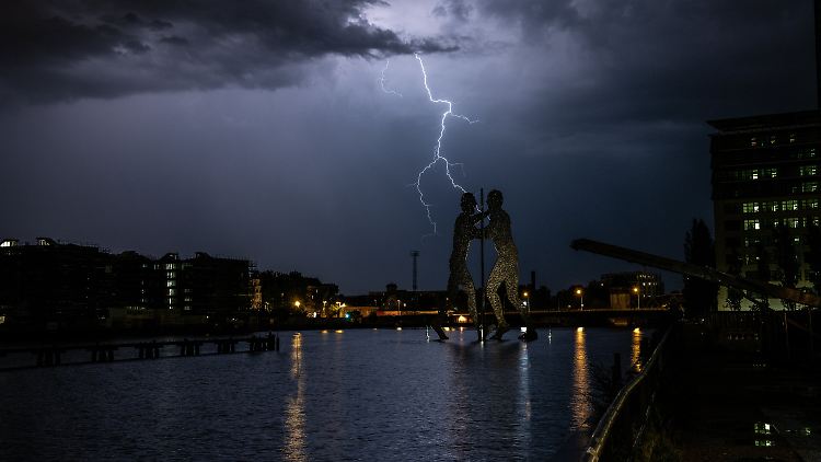 Blitze über der Spree in Berlin.