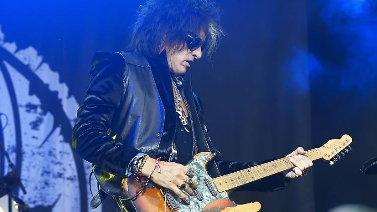 Aerosmith Gitarrist Joe Perry kündigte den Plan der Band in einem Radiointerview an. 
