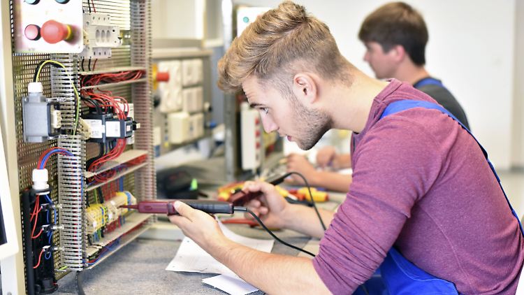 Um dem Fachkräftemangel im Handwerk entgegenzuwirken, müssen Ausbildungsberufe wie der des Elektrikers attraktiv gemacht werden. 