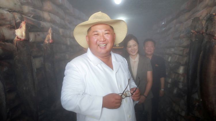 Wenigstens der "oberste Führer" scheint noch immer glücklich zu sein: Kim Jong Un beim Besuch einer nordkoreanischen Fischfabrik.
