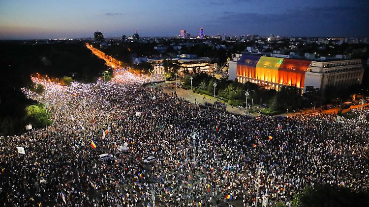 In Bukarest hatten sich Zehntausende Demonstranten vor dem Regierungssitz versammelt.